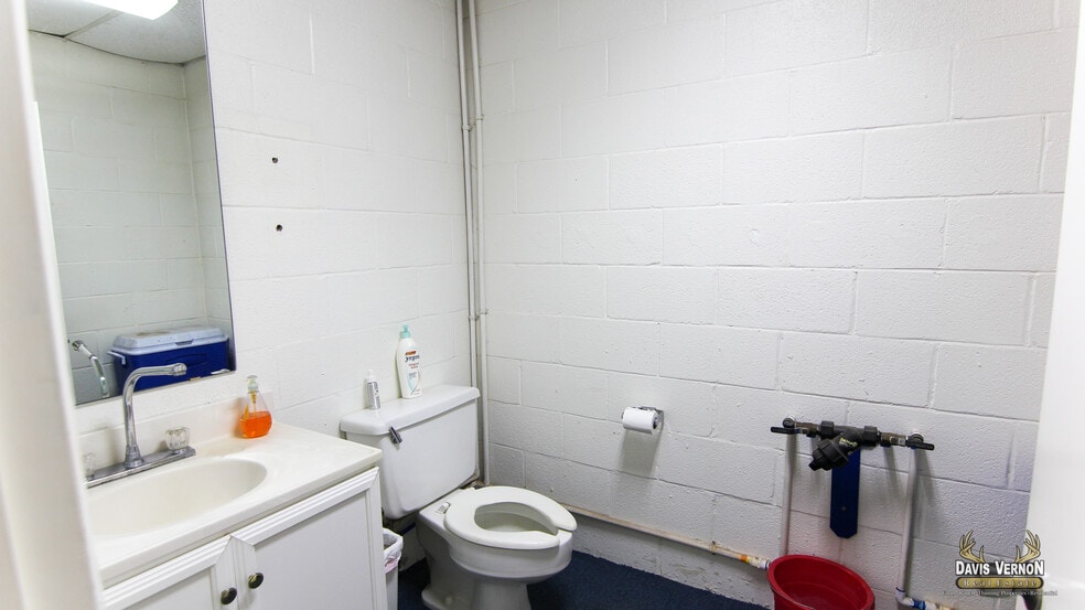 More Photos Of 1331 Cumberland St, Vernon Storefront For Sale