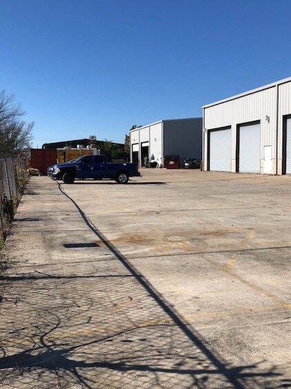 More Photos Of 2501 Karbach St, Houston Warehouse For Lease