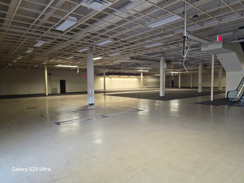 More Photos Of 3870 Tyler St, Riverside Freestanding For Lease