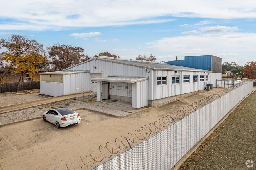 More Photos Of 2419 Inwood Rd, Dallas Light Distribution For Lease