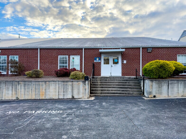 More Photos Of 634 Main St, Forest Park Flex For Sale