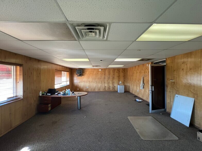 More Photos Of 3226 N Main St, Cleburne Warehouse For Lease