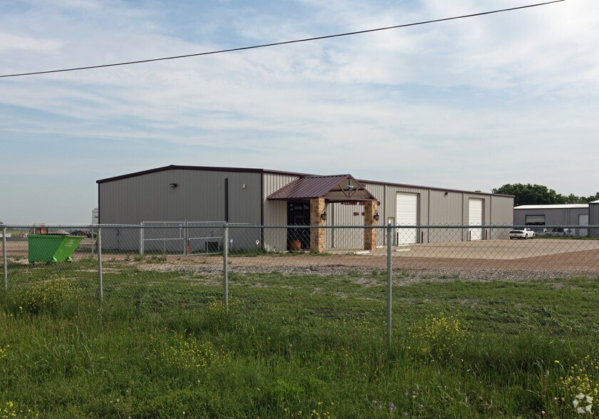 More Photos Of 1814 Fm-66, Waxahachie Warehouse For Lease