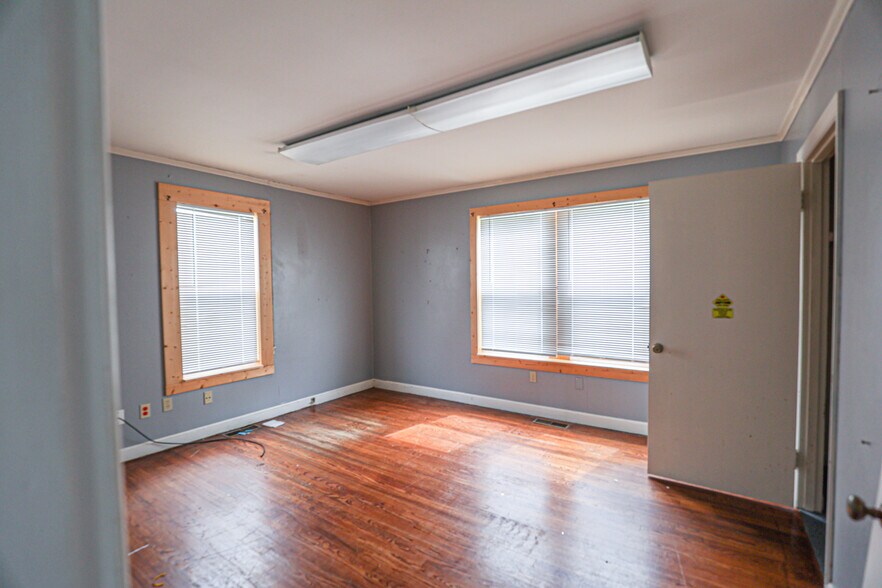 More Photos Of 806 Poplar St, Benton Office For Sale