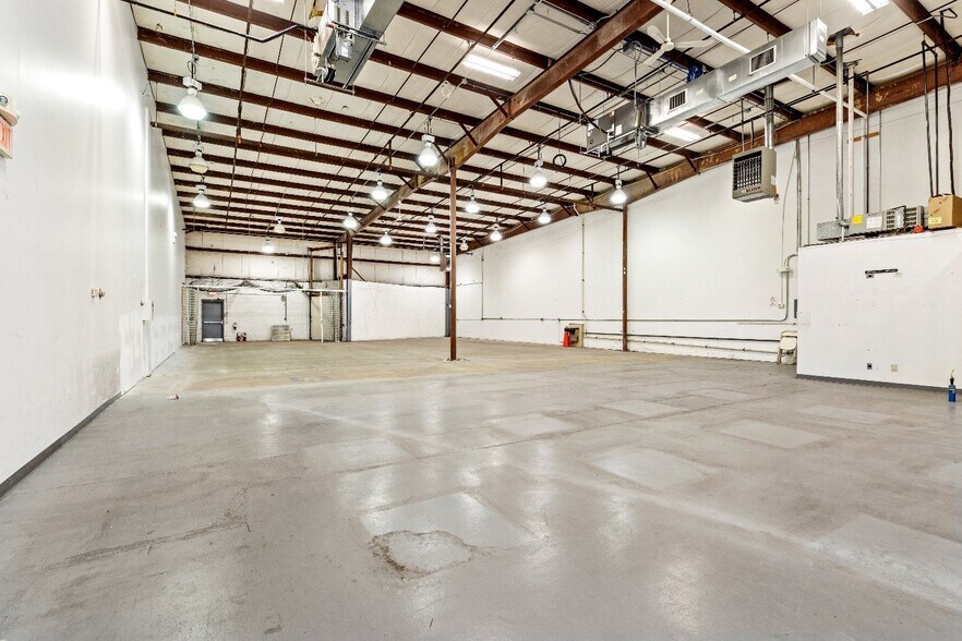 More Photos Of 3 Nami Ln, Hamilton Light Distribution For Lease