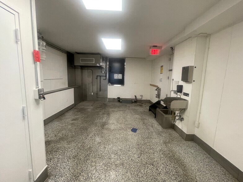 More Photos Of 2813 Ditmars Blvd, Astoria Storefront Retail Residential For Lease