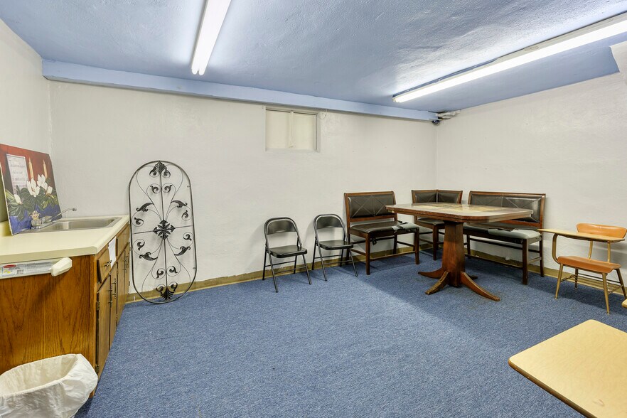 More Photos Of 338 Hazel St, Poplar Bluff Showroom For Sale