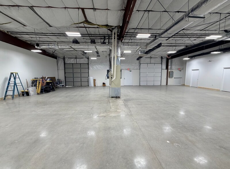 More Photos Of 4729-4747 Devitt Dr, Cincinnati Light Distribution For Lease