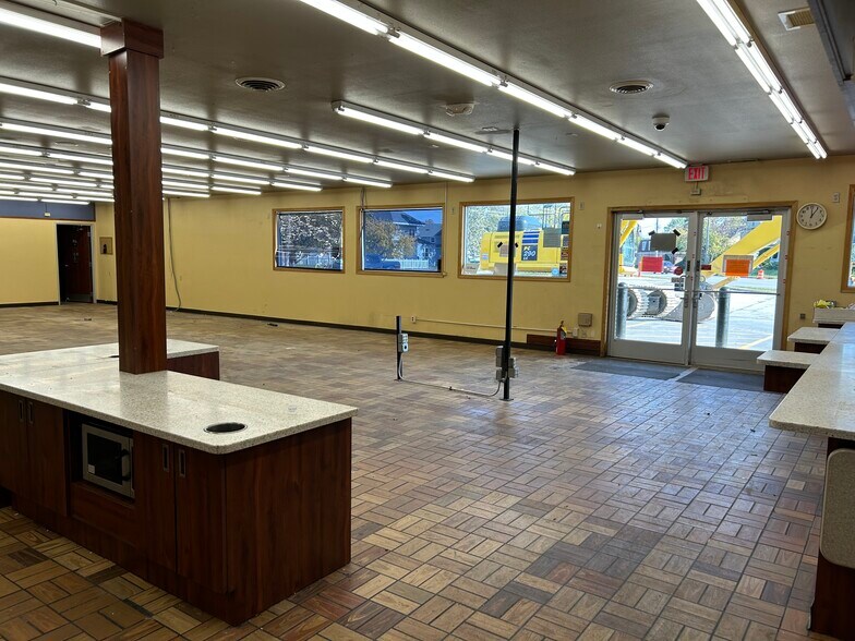 More Photos Of 1636 W 4th St, Waterloo Convenience Store For Sale