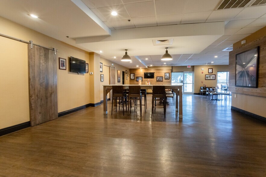 More Photos Of 600 Interstate 30, Little Rock Hotel For Sale