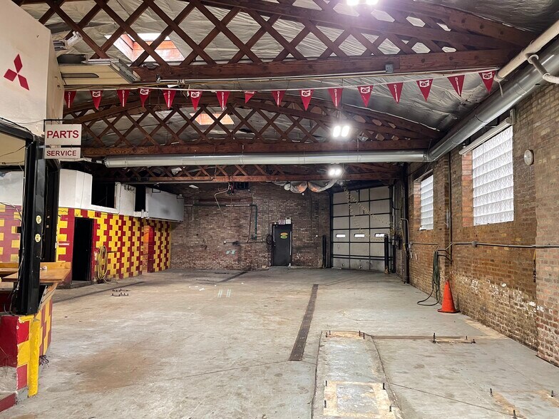 More Photos Of 937 W Irving Park Rd, Chicago Auto Repair For Lease