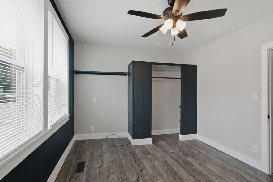 More Photos Of 303 S Poplar St, Paris Apartments For Sale