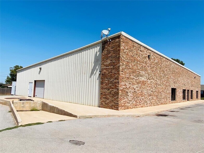More Photos Of 2821 W 3rd St, Elk City Department Store For Sale