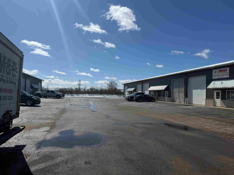 More Photos Of 1313 S Schoolhouse Rd, New Lenox Warehouse For Lease