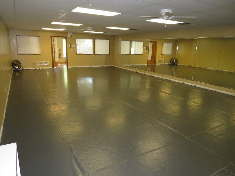 More Photos Of 113-137 W Wapella St, Minooka General Retail For Lease