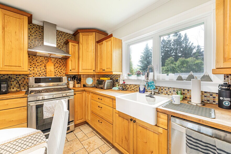 More Photos Of 313 Ross Av, Cochrane Medical For Sale