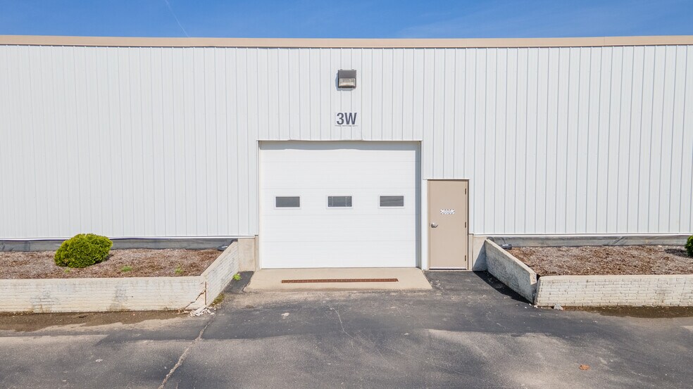 More Photos Of 4000 Auburn St, Rockford Distribution For Lease