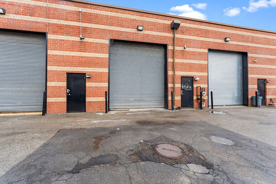 More Photos Of 166 Industrial Loop, Staten Island Warehouse For Lease