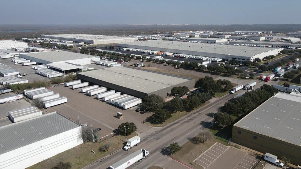 More Photos Of 8602 Killam Industrial Blvd, Laredo Industrial For Lease