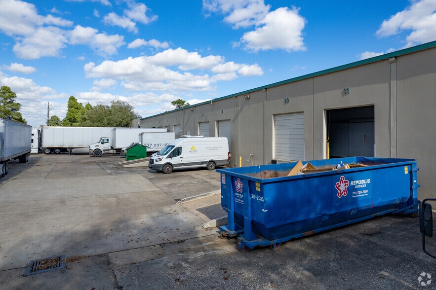 More Photos Of 448-470 Garden Oaks Blvd, Houston Warehouse For Lease