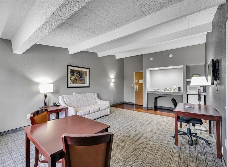 More Photos Of 1907 N Cunningham Ave, Urbana Hotel For Sale