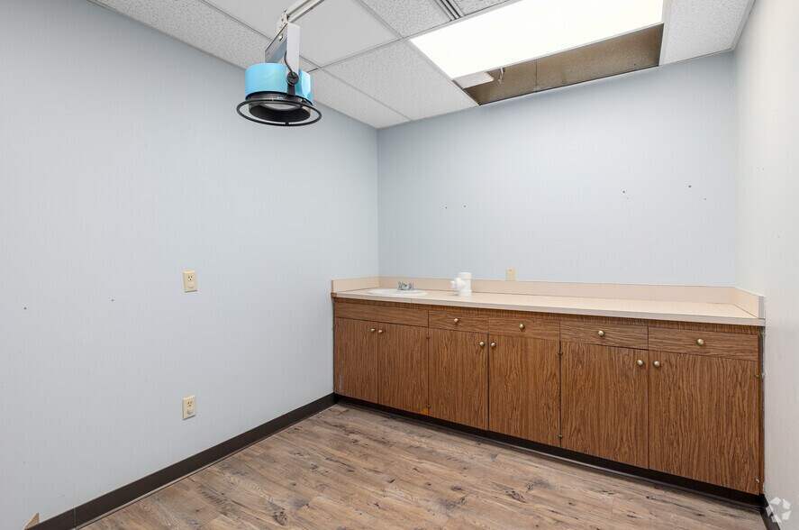More Photos Of 2801 Parklawn Dr, Midwest City Medical For Lease