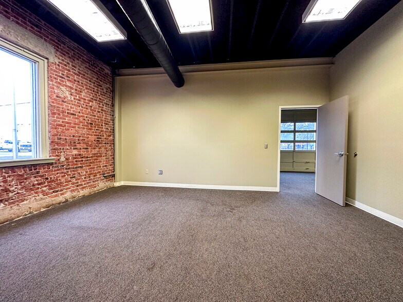 More Photos Of 1 N Mechanic St, El Campo Office For Lease