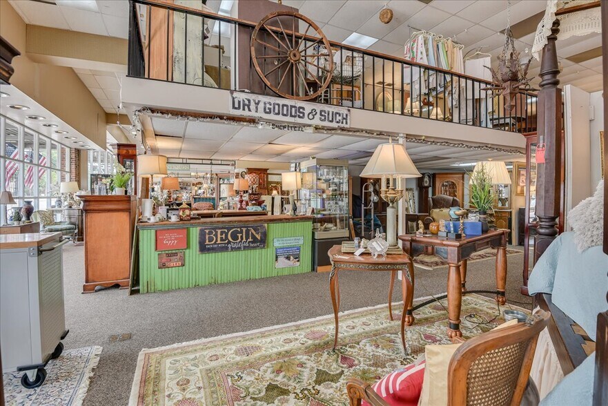 More Photos Of 114 W 6th St, Waynesboro Showroom For Sale