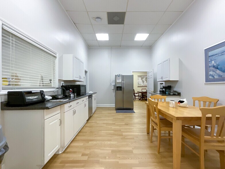 More Photos Of 3013 Bank St, Charlotte Flex For Lease