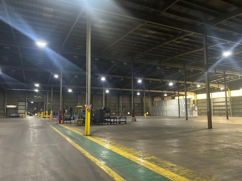 More Photos Of 13850 Cottage Grove Ave, Dolton Manufacturing For Lease