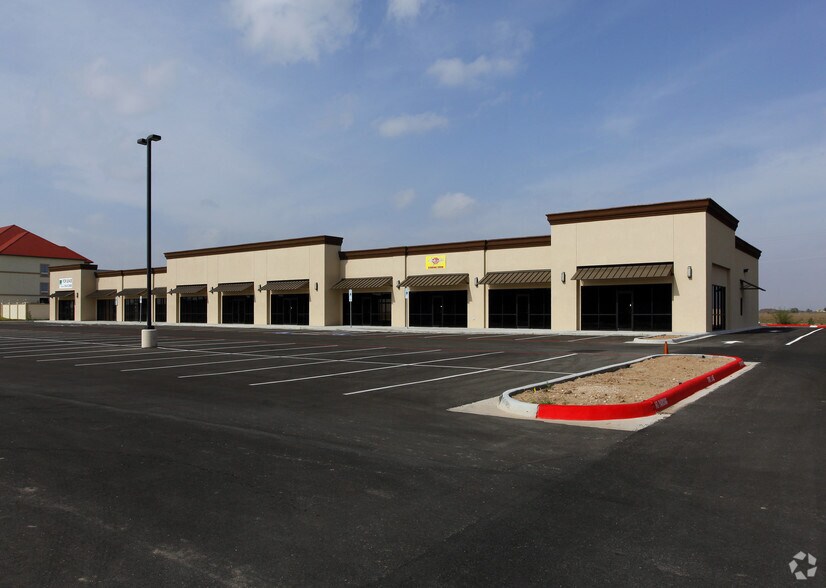 More Photos Of 7013 E Expressway 83, Mercedes Storefront For Lease
