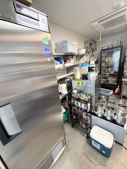 More Photos Of 3032 Wilshire Blvd, Santa Monica Storefront For Lease