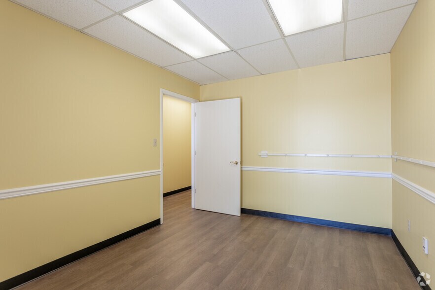 More Photos Of 5306-5346 Peters Creek Rd, Roanoke Showroom For Sale