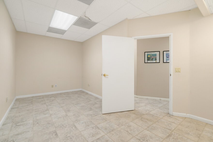 More Photos Of 4035 Market St, Riverside Office For Lease