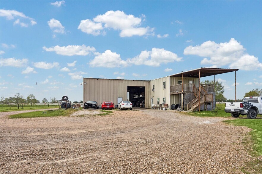 More Photos Of 1021 Star Ln, Cat Spring Light Manufacturing For Sale