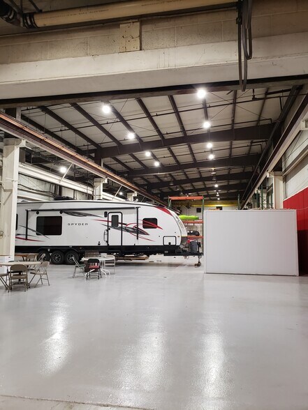 More Photos Of 1406-1414 E Pine St, Midland Warehouse For Lease