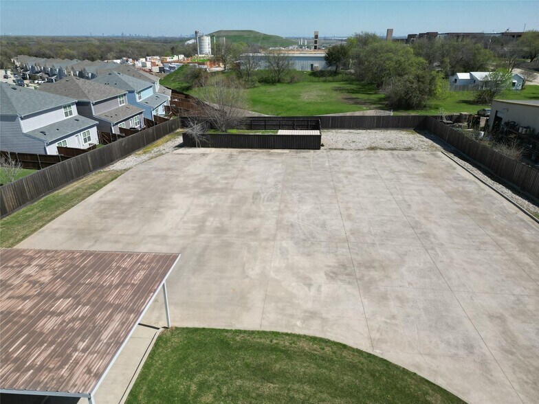 More Photos Of 414 N Kealy Ave, Lewisville Office For Sale