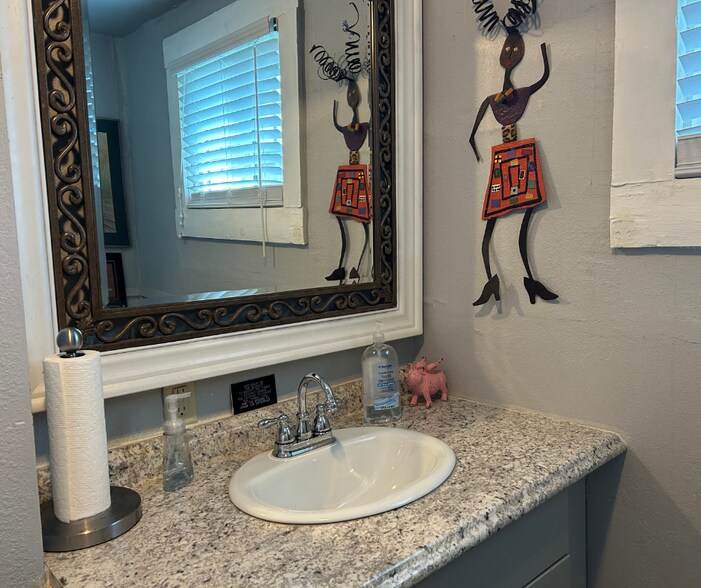 More Photos Of 1031 W Pearl St, Granbury Office Residential For Lease