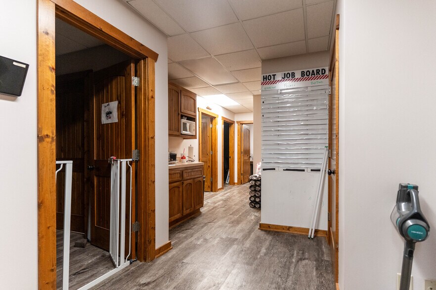 More Photos Of 800 Creekside Dr, Gardner Showroom For Sale