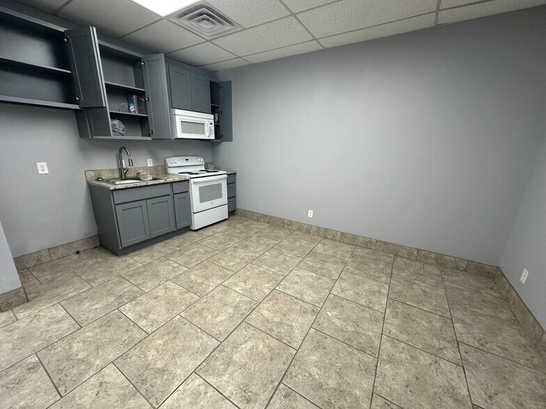 More Photos Of 1207 S County Road West, Odessa Warehouse For Lease