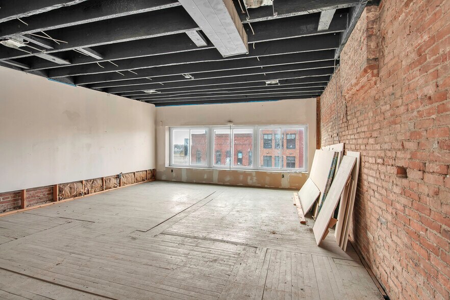 More Photos Of 6 N Saginaw St, Pontiac Storefront Retail Residential For Sale