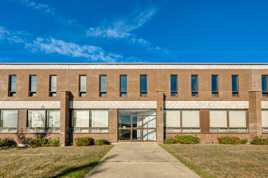 More Photos Of 375-455 Deslauriers Rue, Saint-Laurent Warehouse For Lease