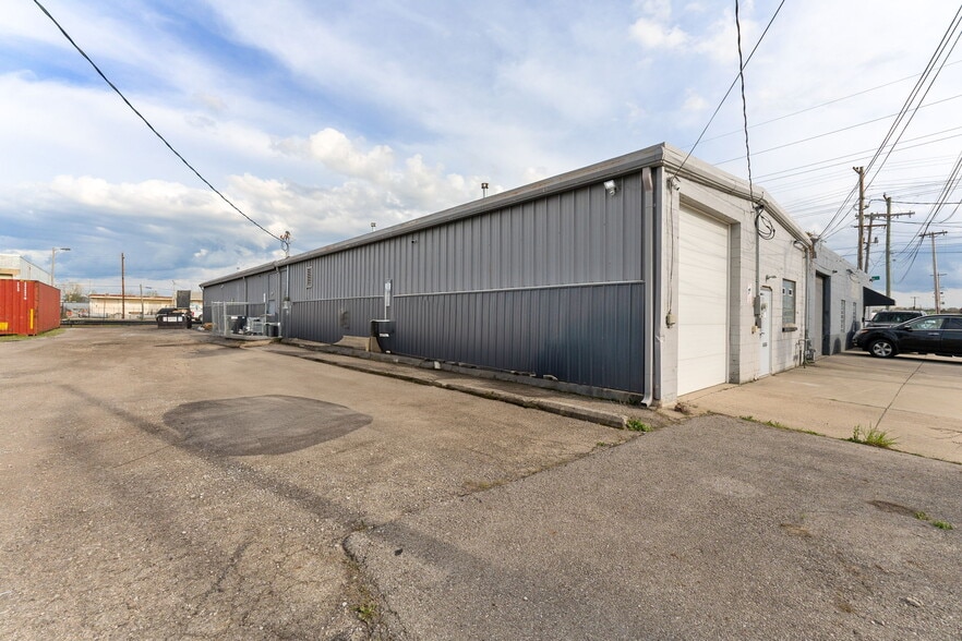 More Photos Of 876 N 20th St, Columbus Warehouse For Lease