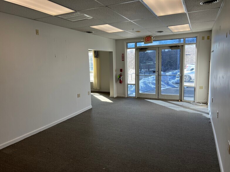 More Photos Of 45 Londonderry Tpke, Hooksett Office For Lease