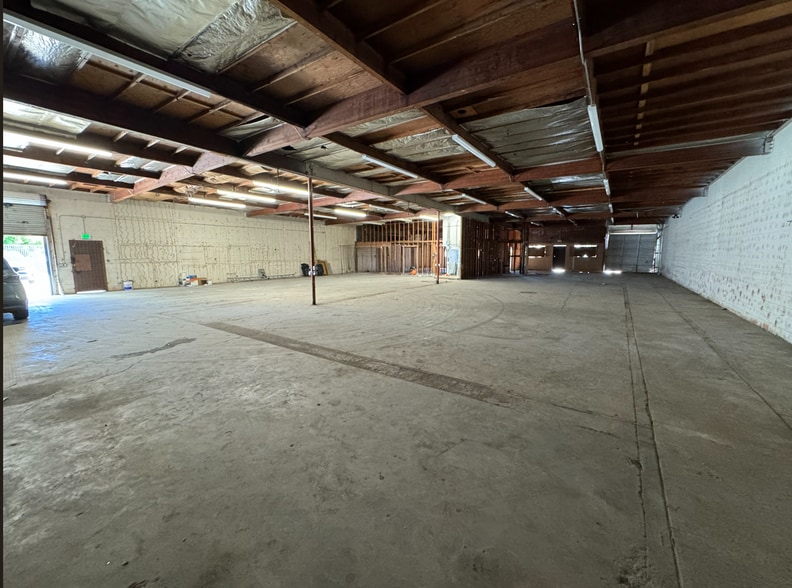 More Photos Of 13607 Saticoy St, Van Nuys Manufacturing For Lease