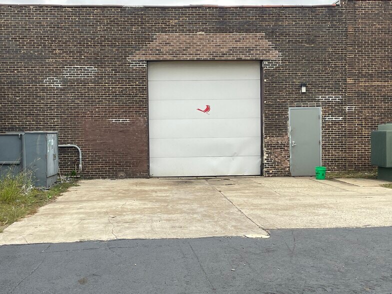 More Photos Of 6704 Pingree Rd, Crystal Lake Manufacturing For Lease