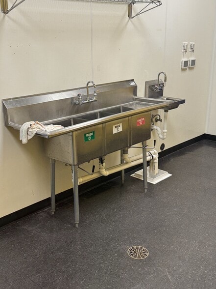 More Photos Of 24408-24420 Van Dyke Ave, Center Line Storefront For Lease