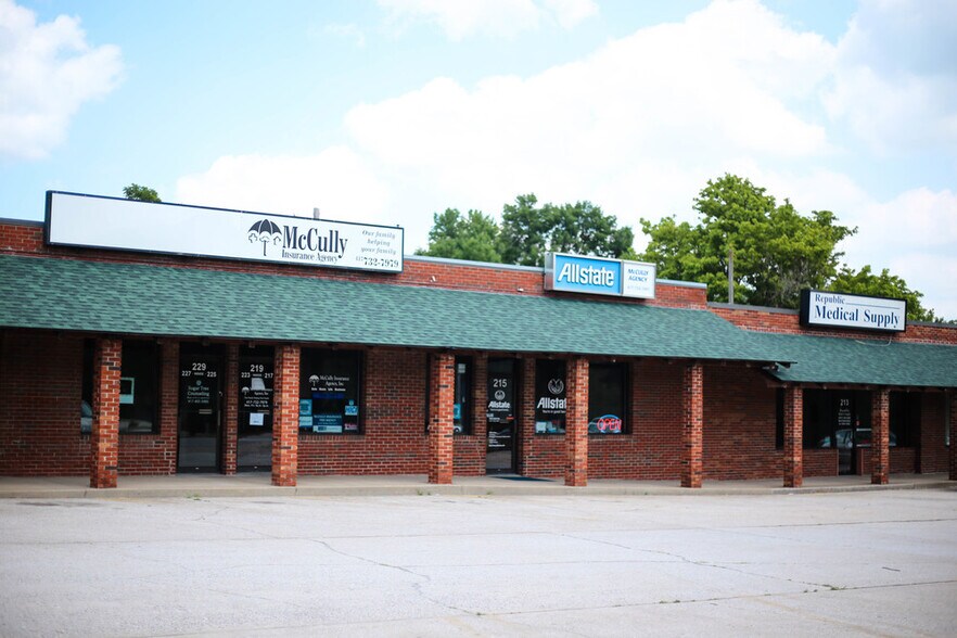 More Photos Of 201 US Highway 60 W, Republic General Retail For Lease