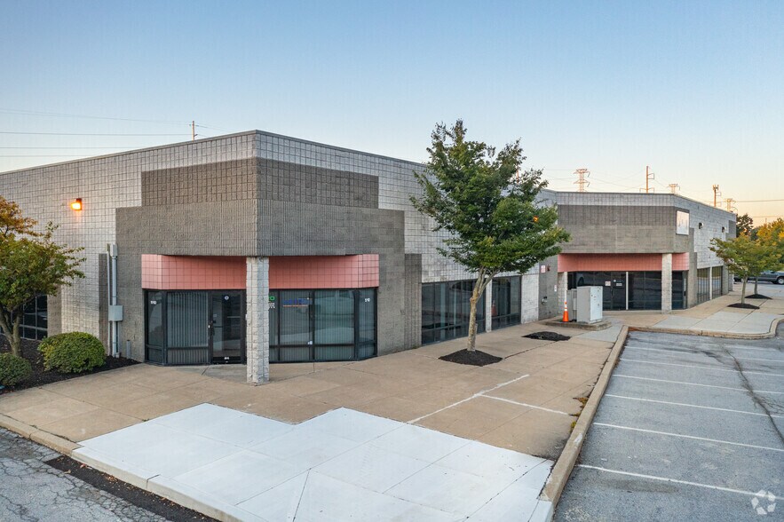 More Photos Of 430 Century Blvd, Wilmington Showroom For Lease