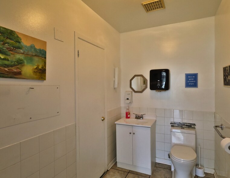 More Photos Of 3385 Boul Dagenais O, Laval General Retail For Sale